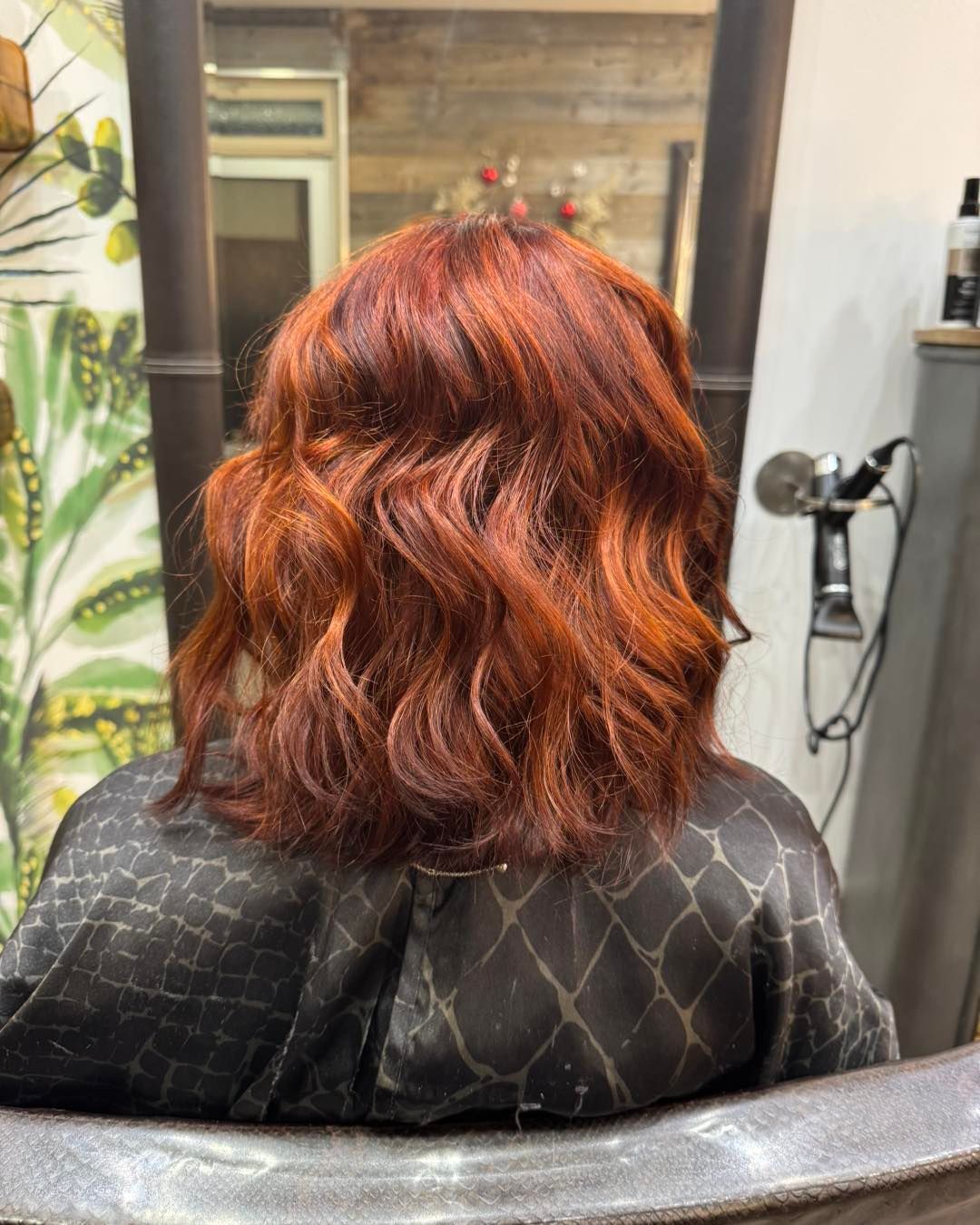 Cheveux mi-longs avec reflets cuivrés