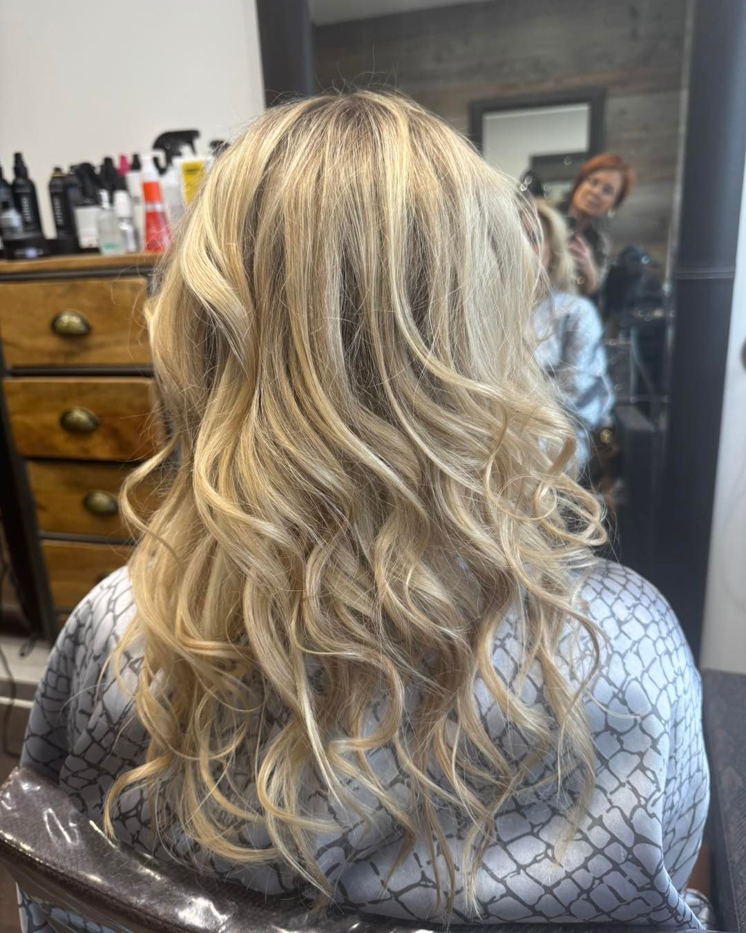 Cheveux longs blonds avec boucles anglaises
