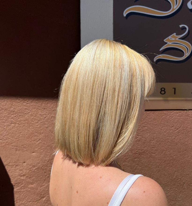 Une femme avec une carré blond.