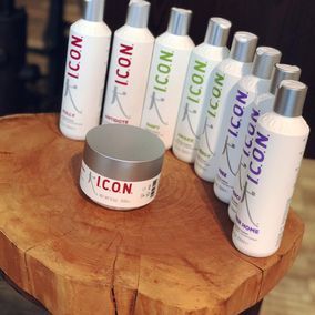 Pflegeprodukte von Icon auf einem Holztisch