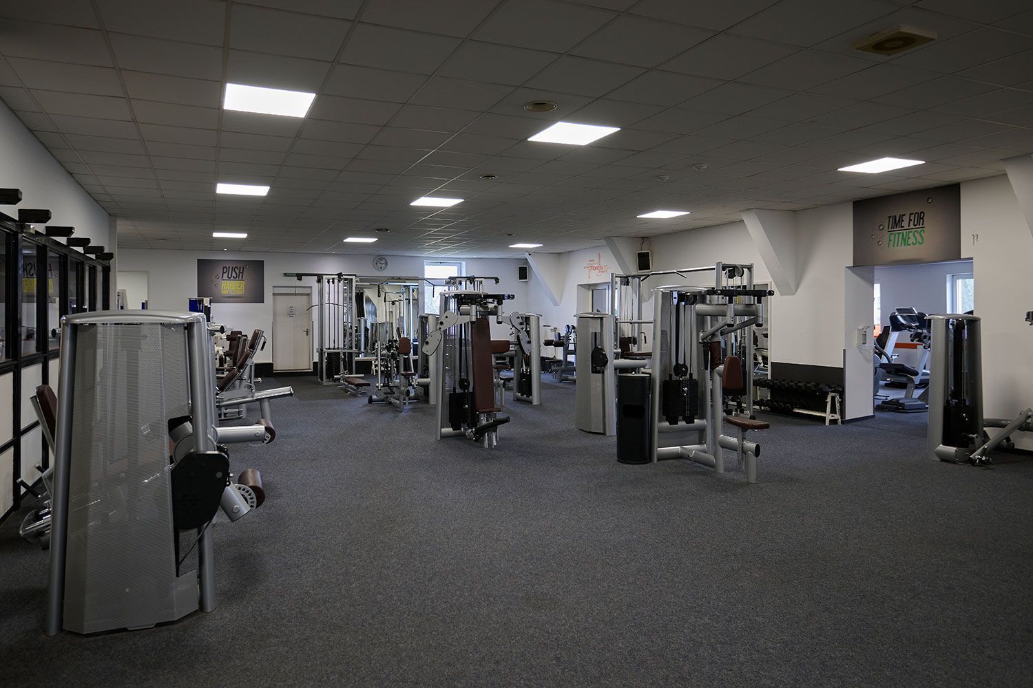 Ein großes Fitnessstudio mit vielen Trainingsgeräten