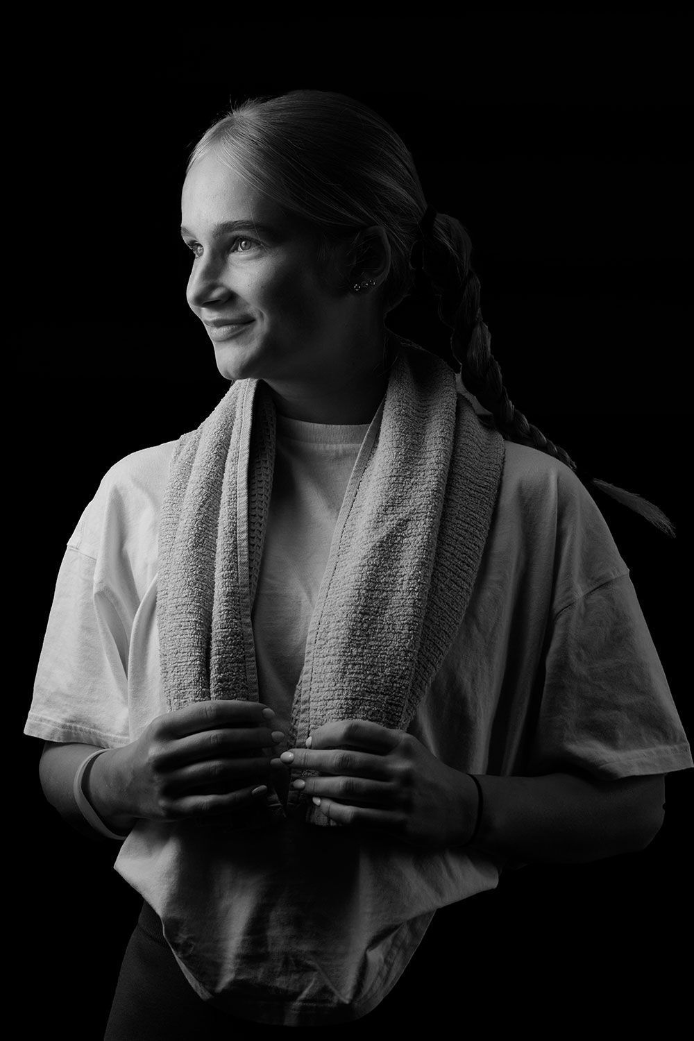 Ein Schwarzweißfoto einer Frau mit einem Handtuch um den Hals.