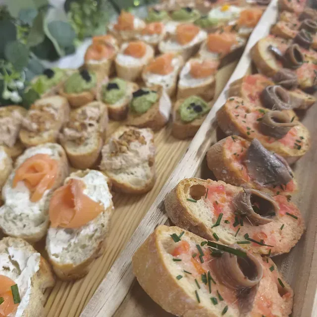 Una bandeja de madera llena de muchos tipos diferentes de comida.