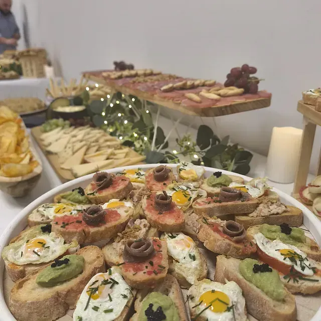 Una mesa de buffet con un plato de comida sobre ella.
