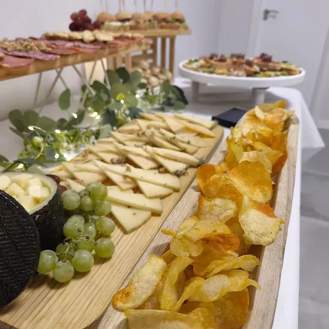 Hay muchos tipos diferentes de comida en la mesa.