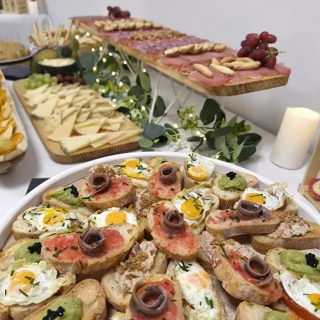 Una mesa de buffet con un plato de comida encima.