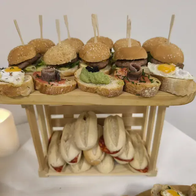 Una bandeja de madera con un montón de comida encima.