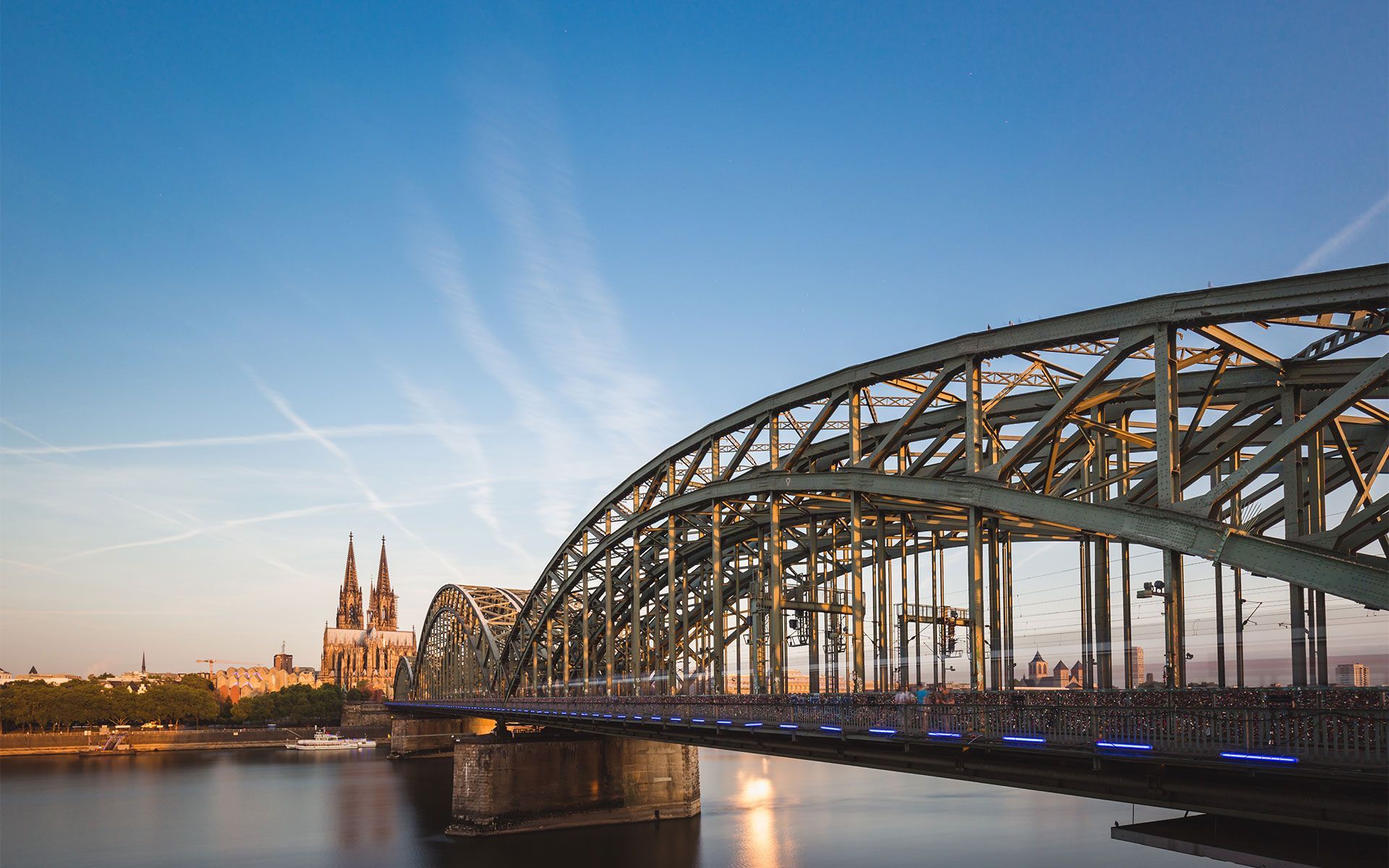 Brücke über einen Fluss in Köln