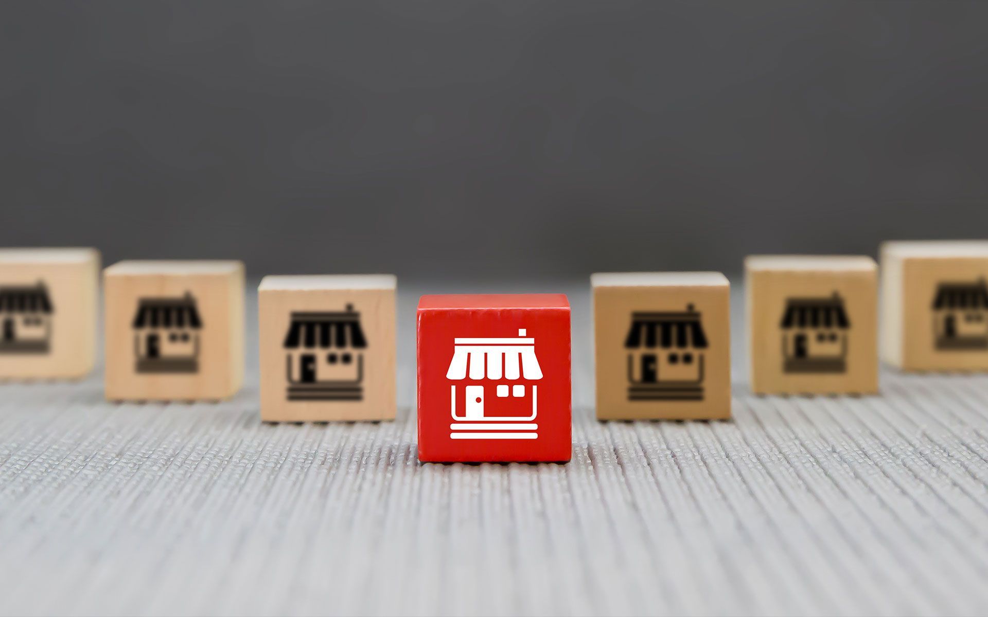 Eine Reihe von Holzblöcken mit Geschäften darauf