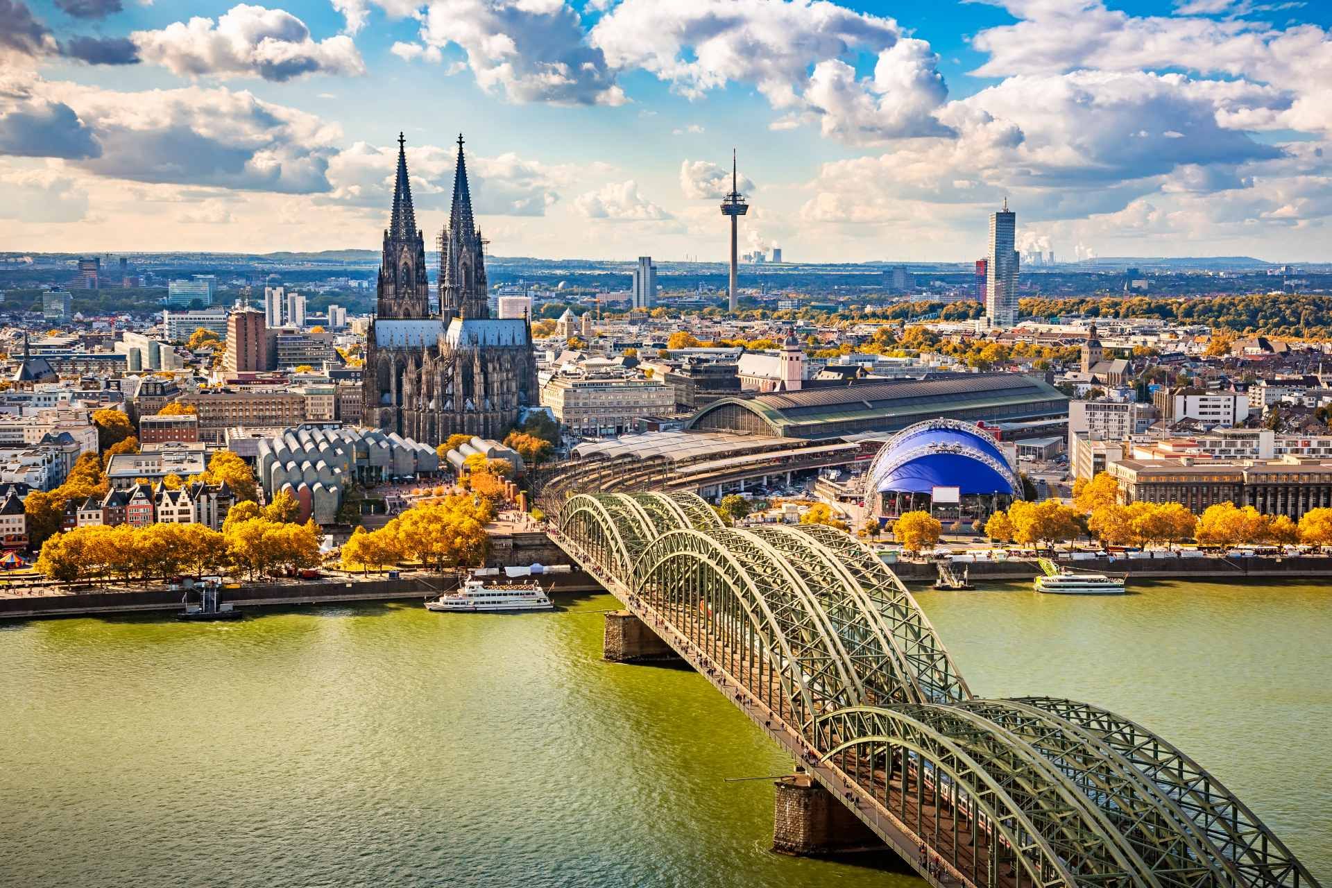 Brücke über einen Fluss in Köln