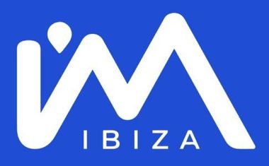 Logotipo blanco &ldquo;IA&rdquo; con un detalle en forma de coraz&oacute;n sobre fondo azul y la palabra &ldquo;IBIZA&rdquo; debajo.