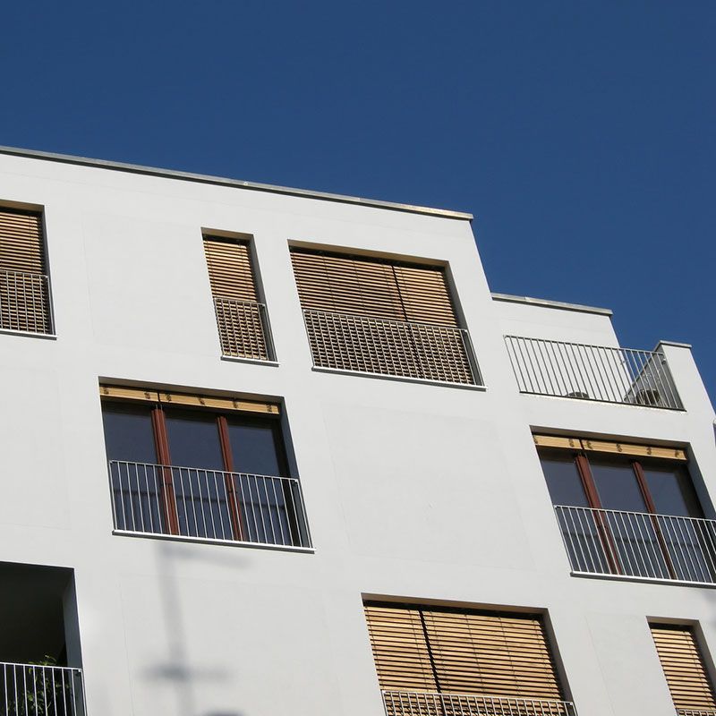 Ein weißes Gebäude mit einem blauen Himmel im Hintergrund