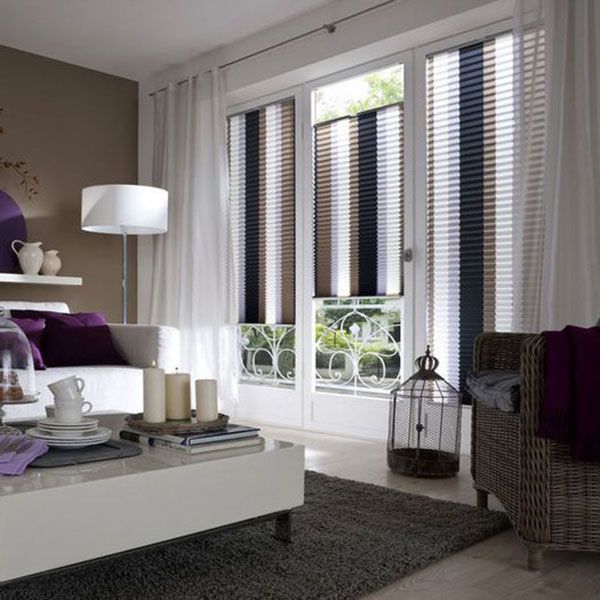 Ein Wohnzimmer mit einer Couch, einem Sessel und einem Couchtisch