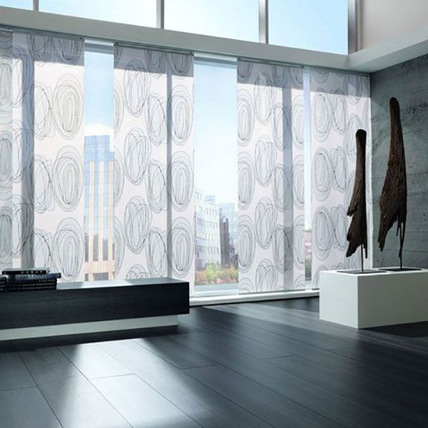 Ein Raum mit vielen Fenstern und einem Tisch