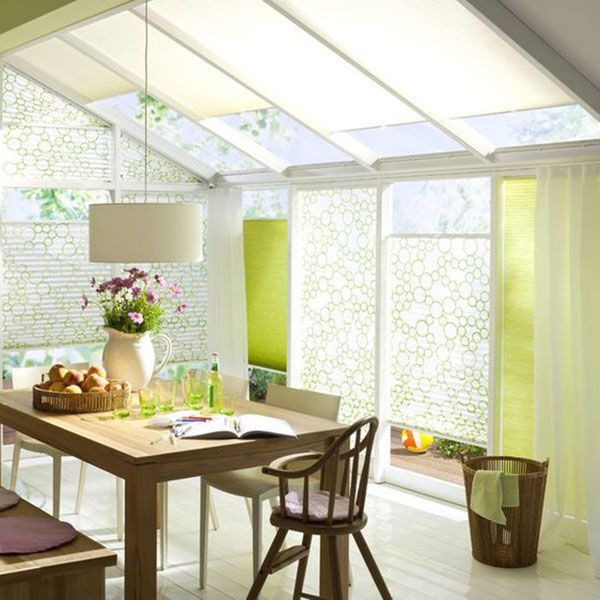 Ein Esszimmer mit einem Tisch und Stühlen und einem Buch auf dem Tisch