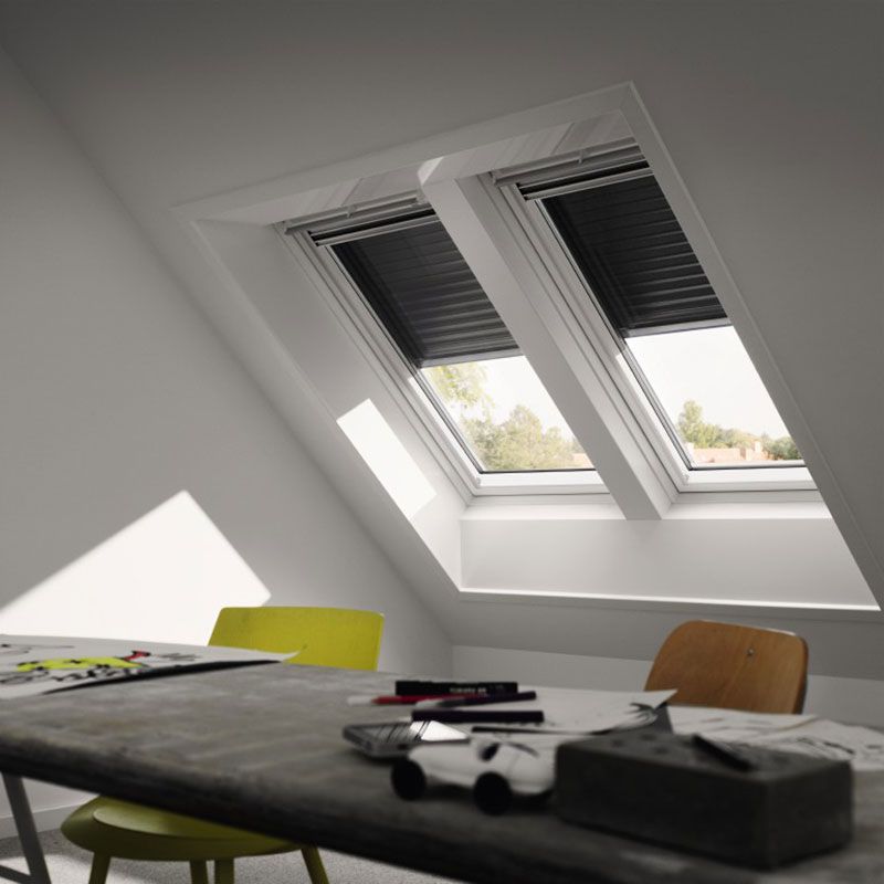 Ein Tisch mit einem Spielzeugauto darauf vor einem Oberlicht