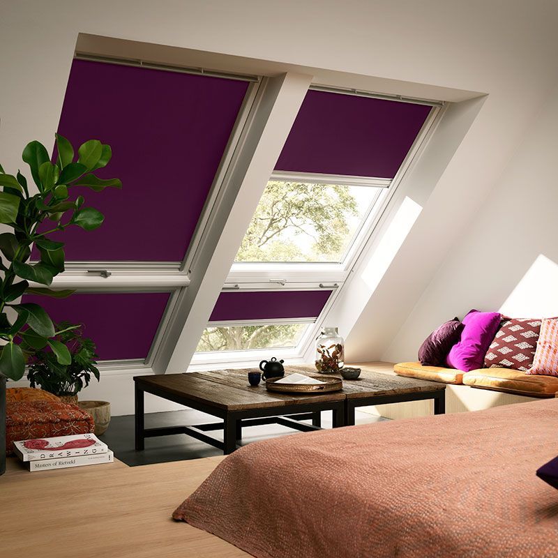 Ein Wohnzimmer mit lila Jalousien an den Fenstern