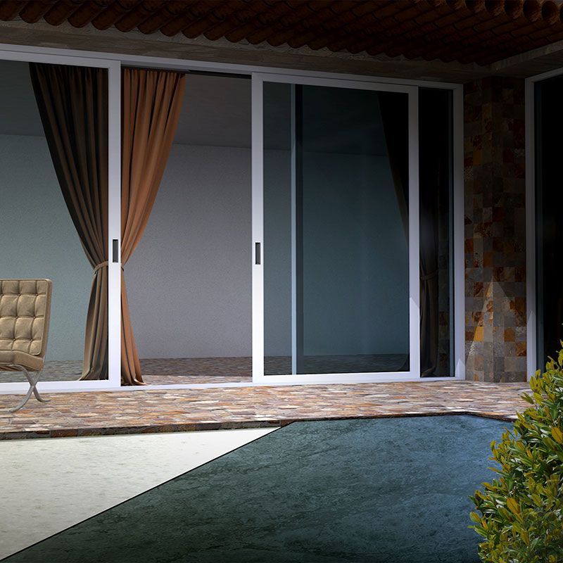 Ein Stuhl steht vor einer Glasschiebetür