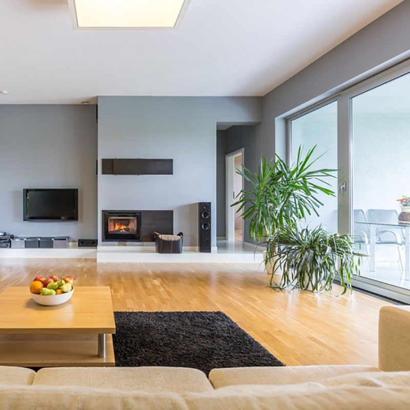 Ein Wohnzimmer mit einer Obstschale auf einem Tisch