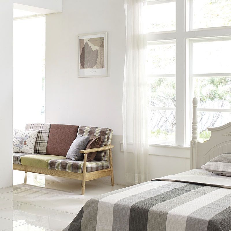 Ein Schlafzimmer mit einem Bett, einer Couch und einem Fenster