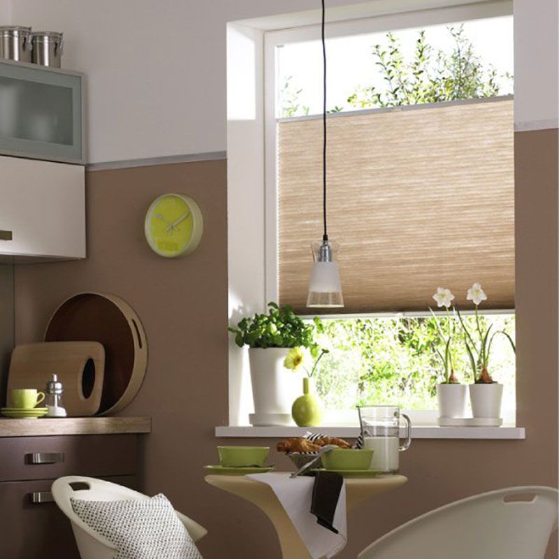 Eine Küche mit Tisch und Stühlen und einer Uhr an der Wand