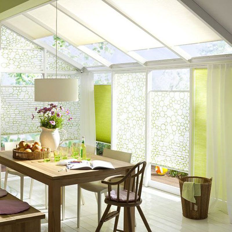 Ein Esszimmer mit Tisch und Stühlen und einer Lampe