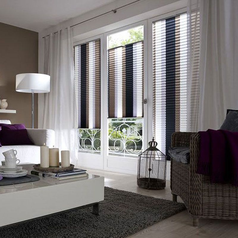 Ein Wohnzimmer mit einer Couch, einem Sessel und einem Couchtisch