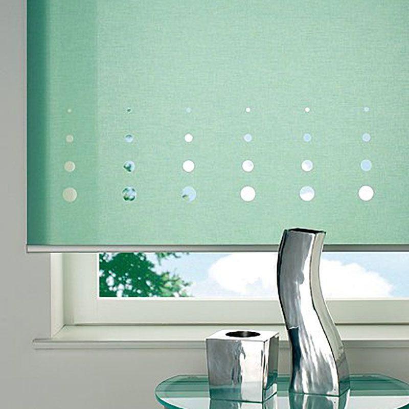 Ein Fenster mit einer grünen Jalousie und zwei Vasen auf einem Tisch