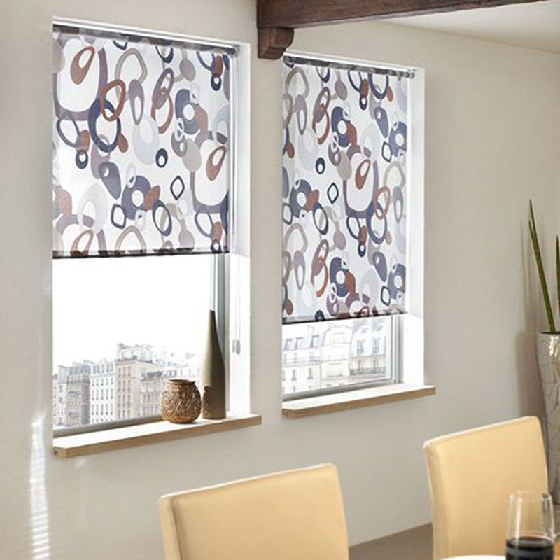 Ein Esszimmer mit zwei Fenstern und einem Tisch und Stühlen