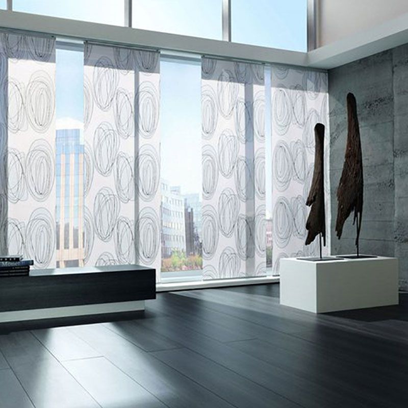 Ein Wohnzimmer mit einer Statue vor einem großen Fenster