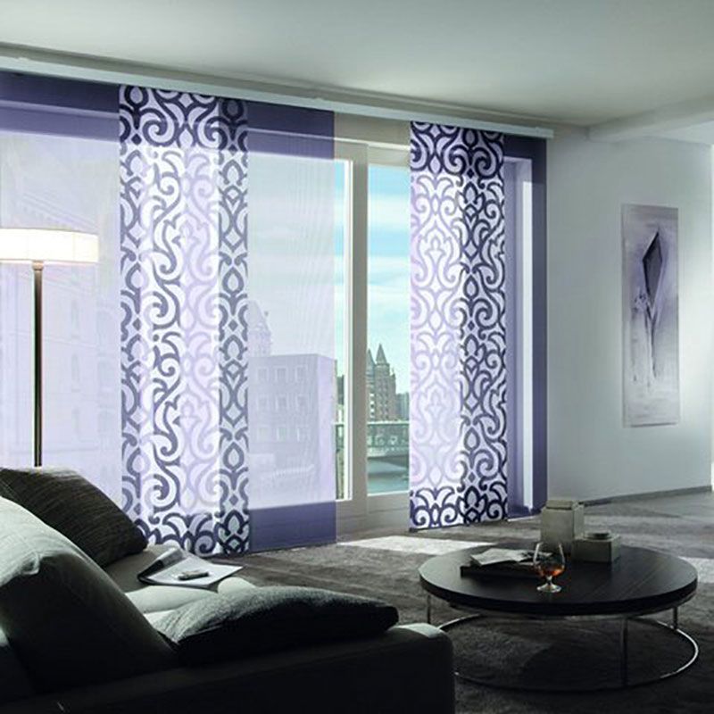 Ein Wohnzimmer mit lila Vorhängen und einer Couch