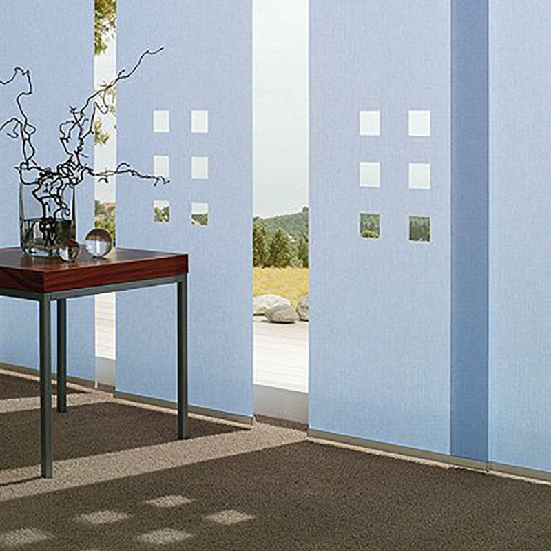 Ein Raum mit blauen Wänden und einem Tisch mit einer Vase darauf