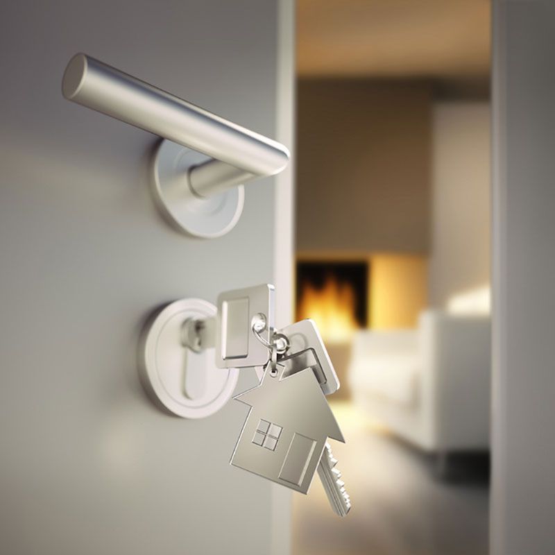 Eine Tür, an der ein Hausschlüssel hängt