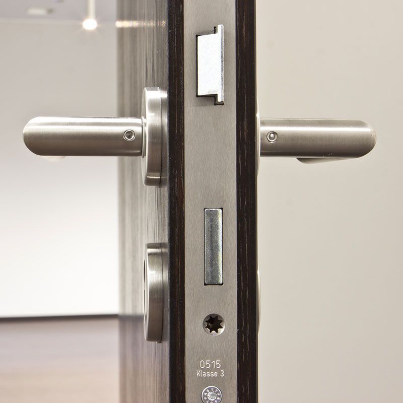 Eine Nahaufnahme eines Türschlosses mit den Buchstaben UCS darauf