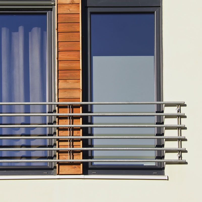 Ein Fenster mit einem Metallgeländer an der Seite