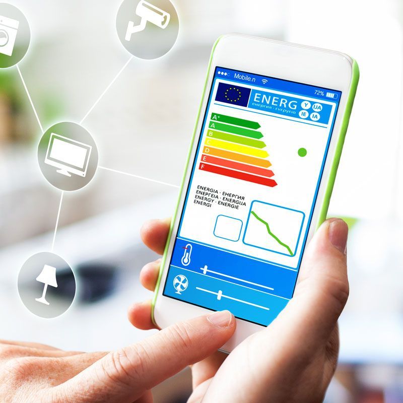 Eine Person hält ein Smartphone mit einem Energielabel auf dem Bildschirm