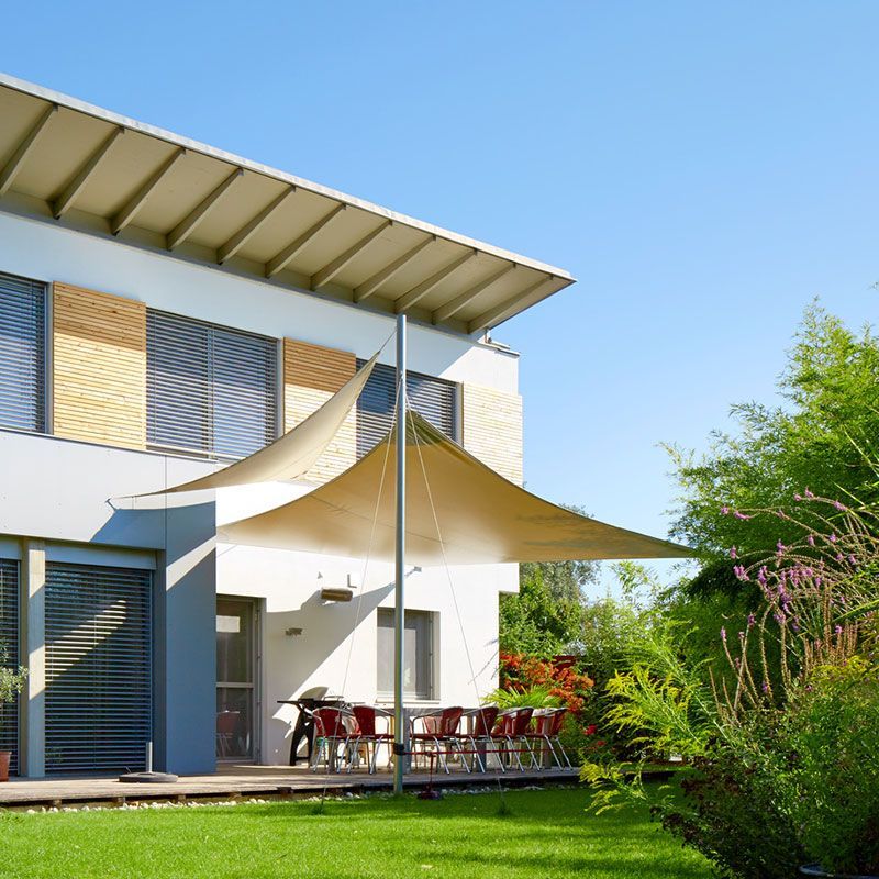 Ein Haus mit einem großen Sonnenschirm davor
