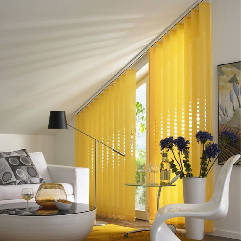 Ein Wohnzimmer mit gelben Vertikaljalousien und einer weißen Couch