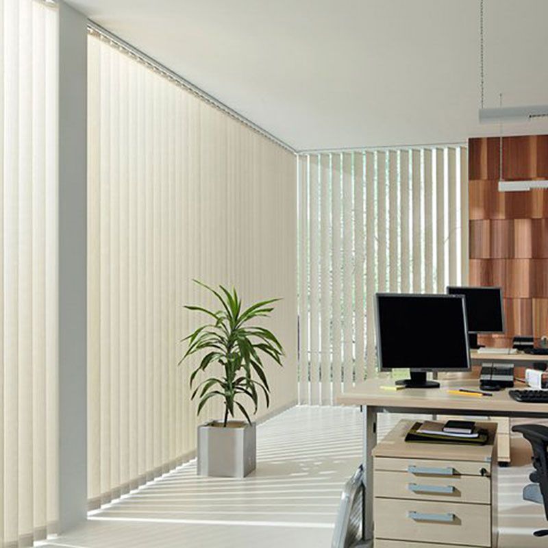 Ein Büro mit vertikalen Jalousien und einer Pflanze auf dem Boden