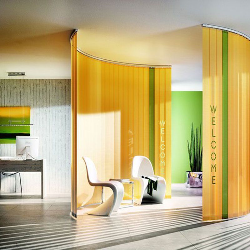 Ein Zimmer mit gelben Jalousien und einem Schild mit der Aufschrift „Willkommen“