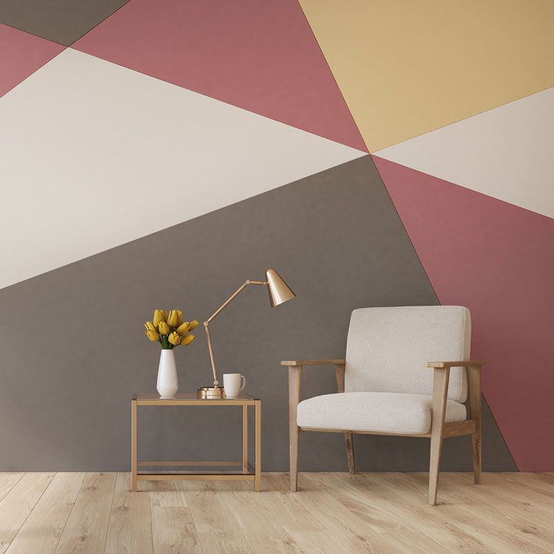 Ein Wohnzimmer mit einem Stuhl, einem Tisch und einer Lampe