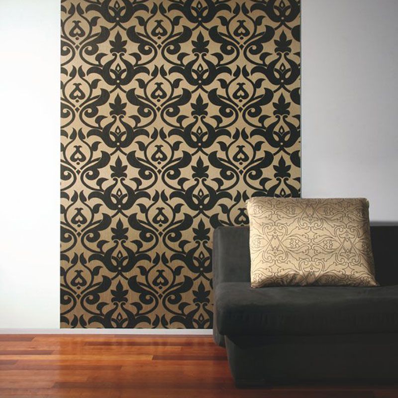 Eine Couch vor einer Wand mit Blumenmuster