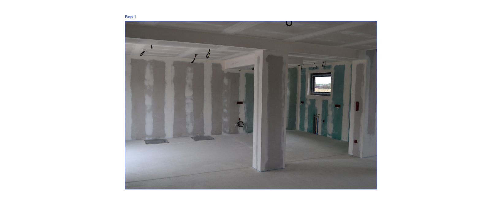 Intérieur d'une pièce en construction, avec cloisons sèches et câblage électrique apparents.