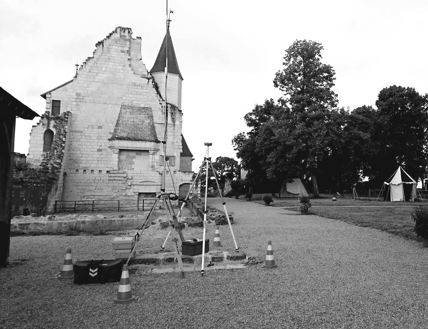 Outil de géomètre devant une église