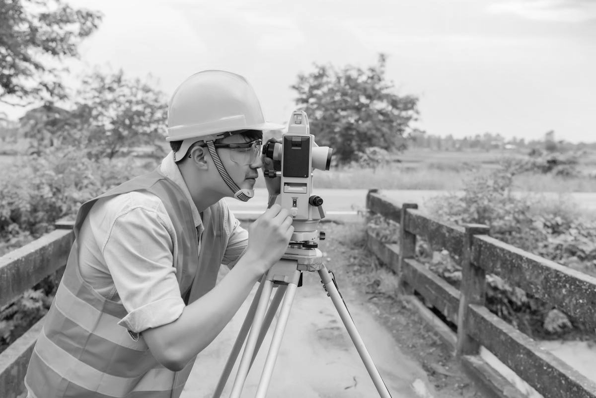 Un homme en train d'utiliser un théodolite