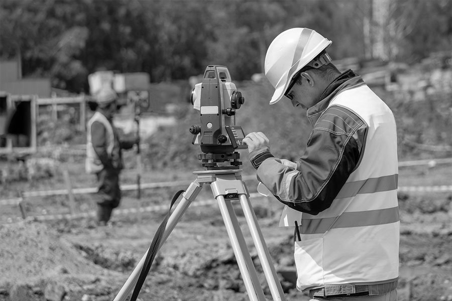 Un homme en train de configurer un théodolite
