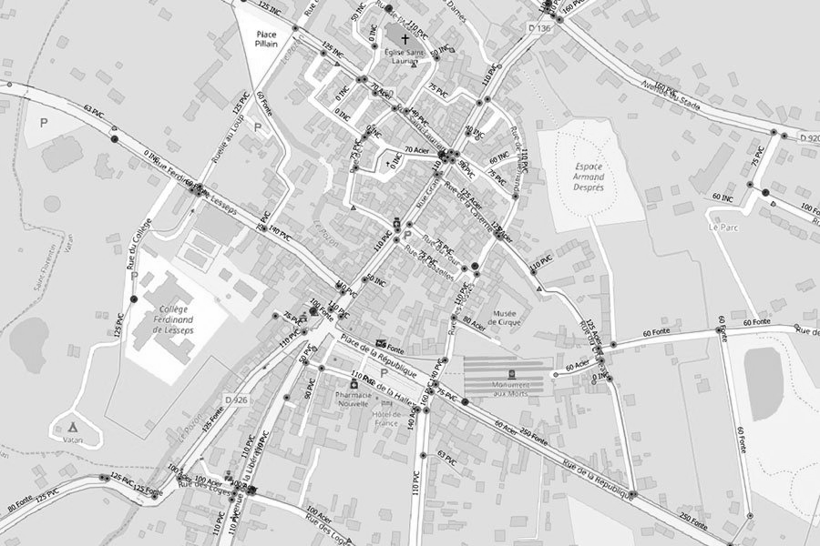 Un homme en train de détecter des réseaux enterrés