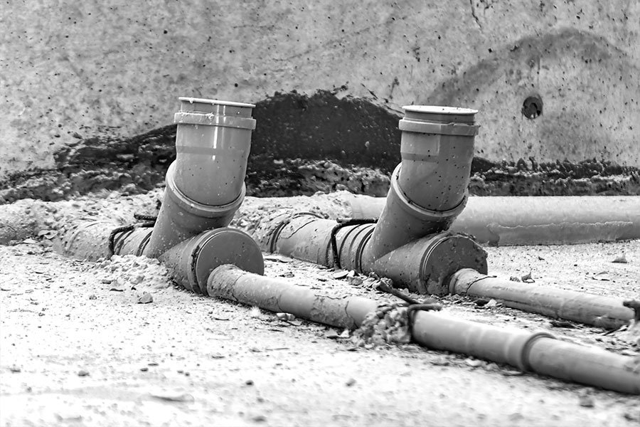 Deux tuyaux d'évacuation des eaux usées