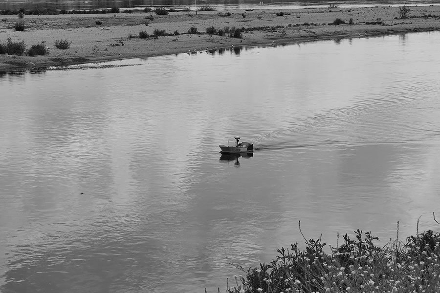 Petit bateau flottant sur une rivière