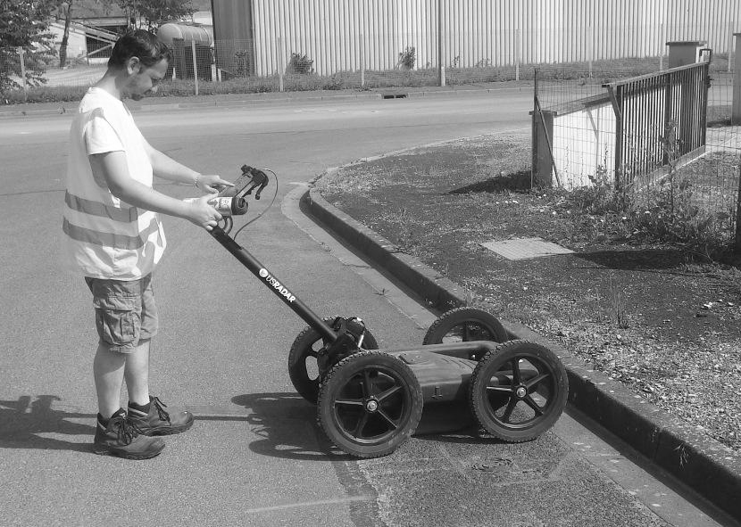 Un homme en train de détecter des réseaux enterrés avec un géoradar